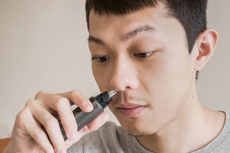 Причины роста волос на носу у мужчин