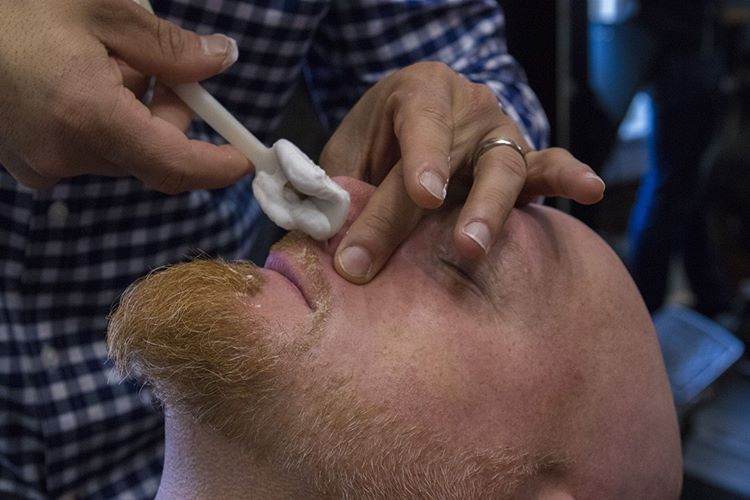 От чего растут волосы на носу у мужчин