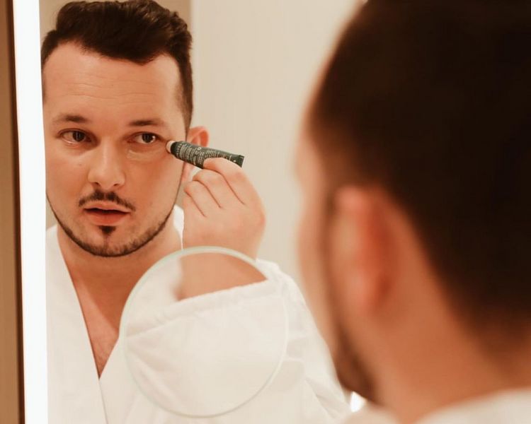 Как правильно сделать макияж мужчине