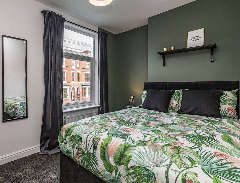 Зеленая стена в спальне за кроватью