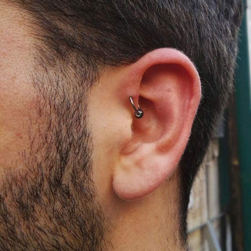 Что значит проколотое ухо у мужчины. Форвард Хеликс прокол уха. Форвард Хеликс (forward Helix) пирсинг.